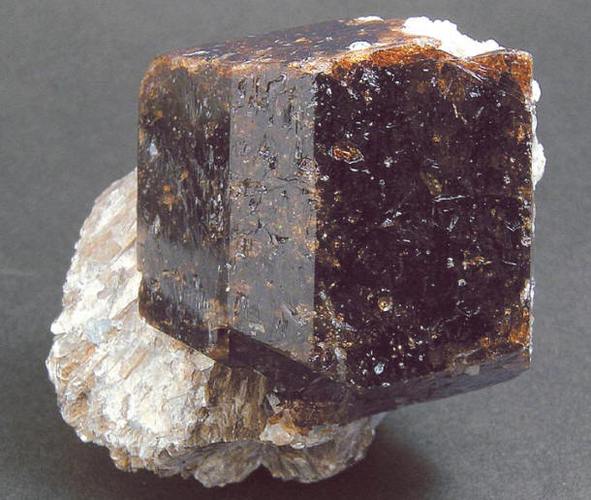 p>镁电气石是属于电气石族(tourmalinegroup)中的一种矿物,化学成分
